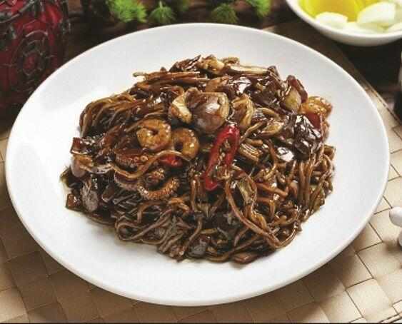 J14. Spicy Dry Fried Black Bean Seafood Noodle Plate